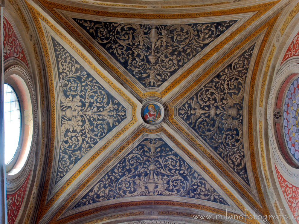 Legnano (Milano) - Decorazioni a grottesche sul soffitto della Cappella di Sant'Agnese nella Basilica di San Magno